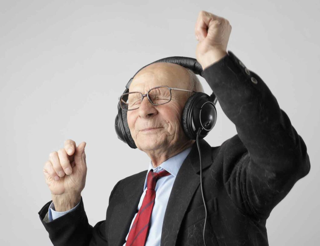 Image d'un vieil homme qui écoute de la musique et danse - Jacques à Dit